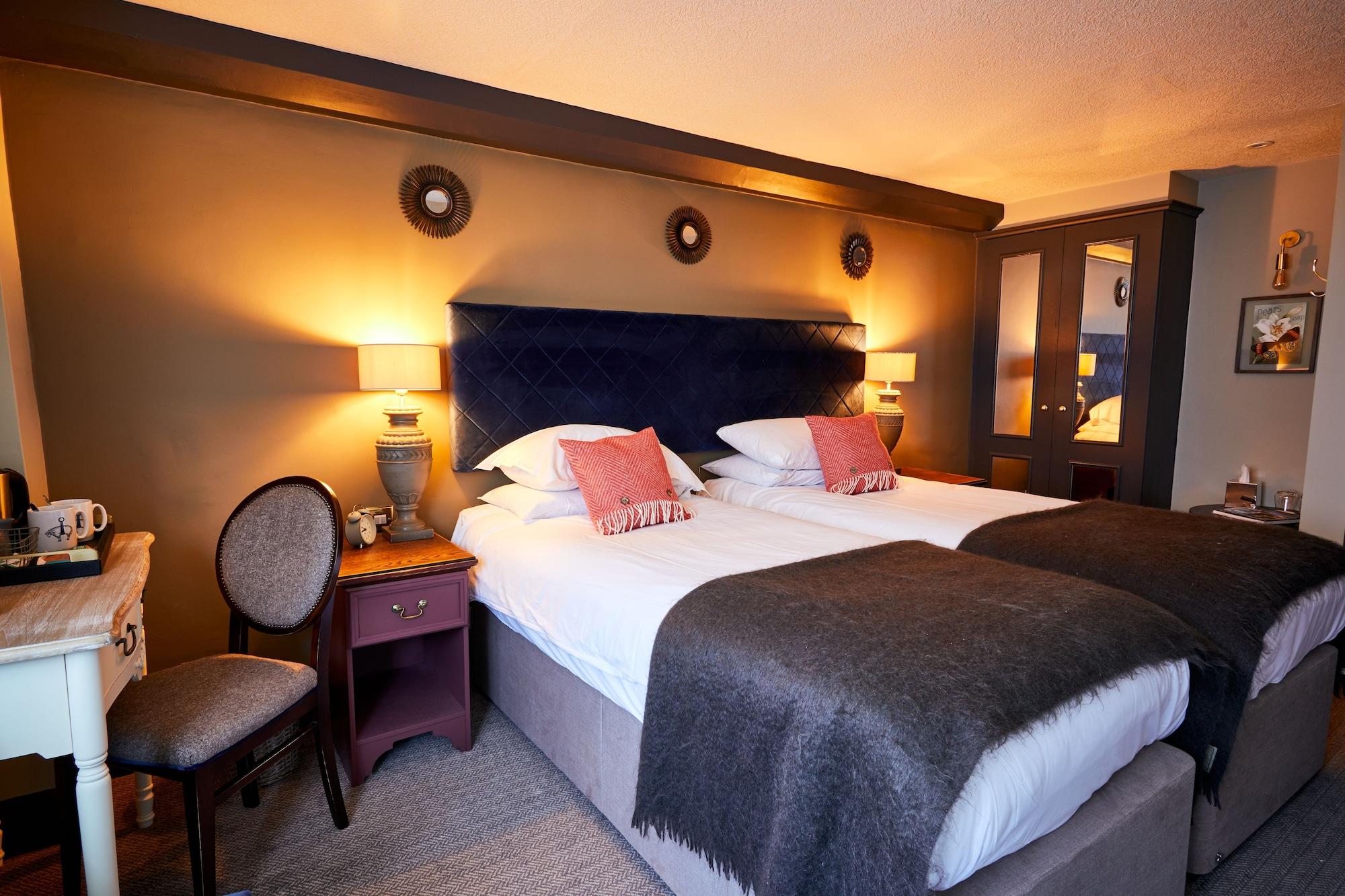 The Fleece At Cirencester Eksteriør bilde A bedroom at The Swan Hotel