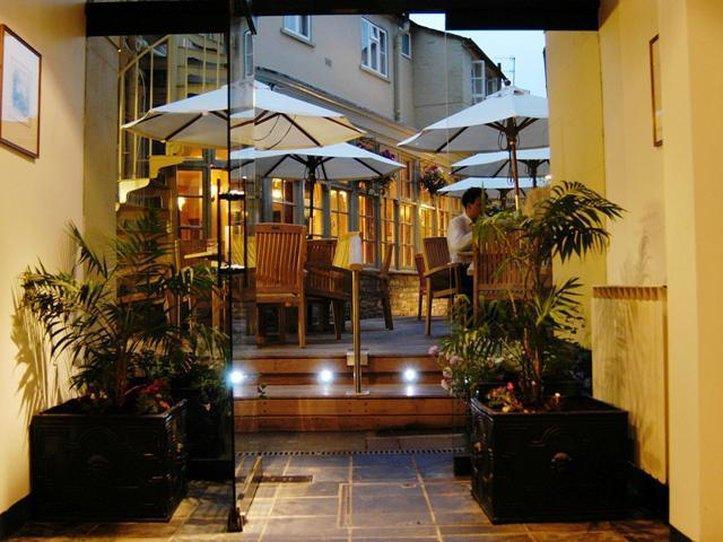 The Fleece At Cirencester Restaurant bilde The entrance to the restaurant