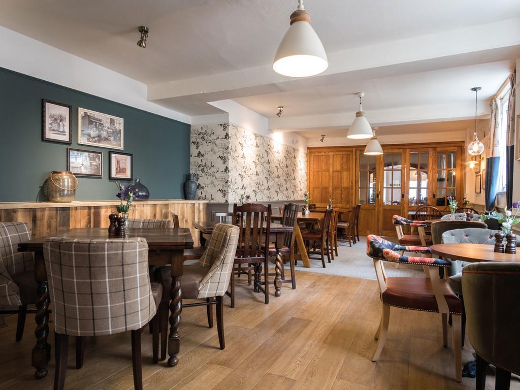 The Fleece At Cirencester Eksteriør bilde The interior of the pub