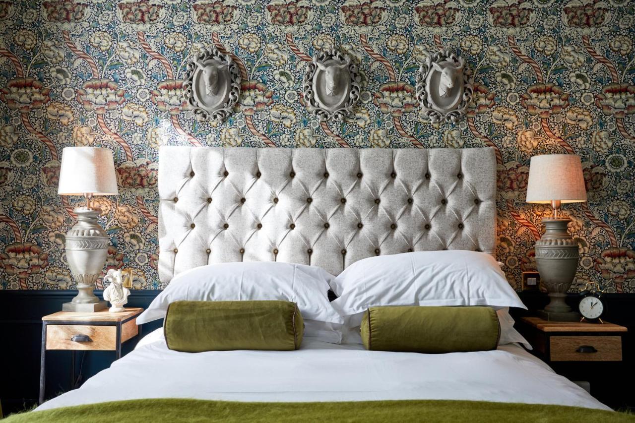 The Fleece At Cirencester Eksteriør bilde A bedroom at The Ivy Hotel