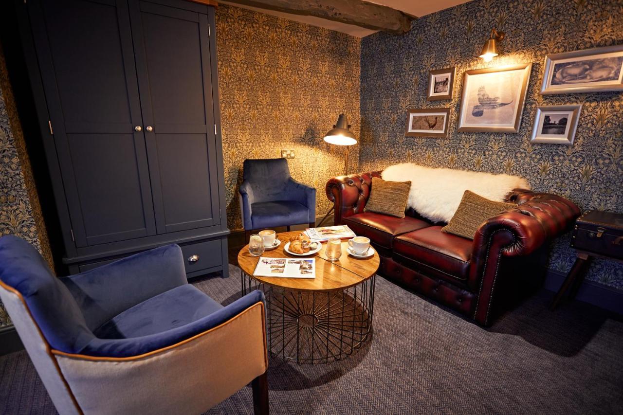 The Fleece At Cirencester Eksteriør bilde The lounge at the station